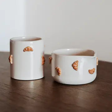Matcha-skål med croissantdetaljer