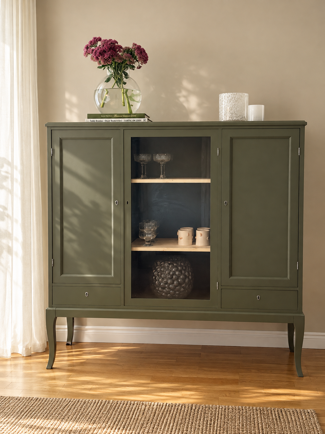 Sideboard med glasdörr handmålad