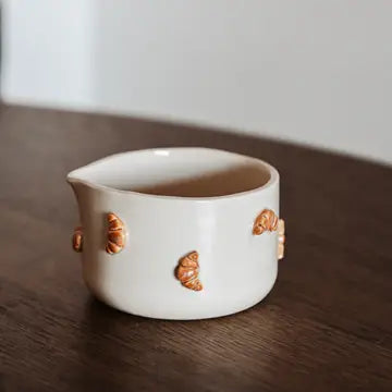 Matcha-skål med croissantdetaljer